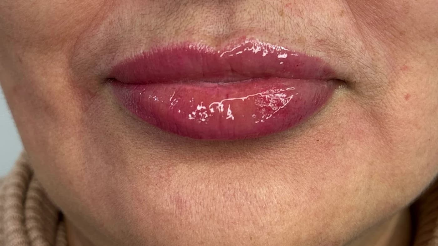Labios tras una micropigmentación, detalle del color y el contorno