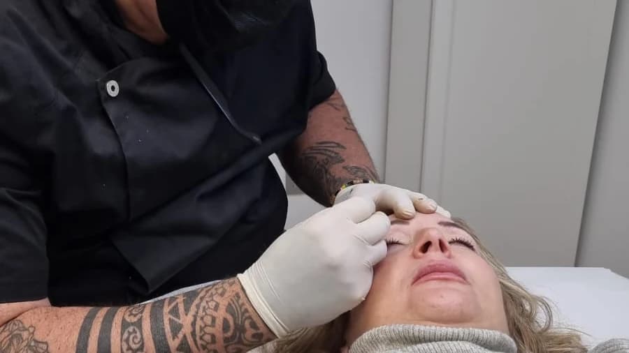 Ricardo atendiendo a una clienta en la cabina de Capillaric