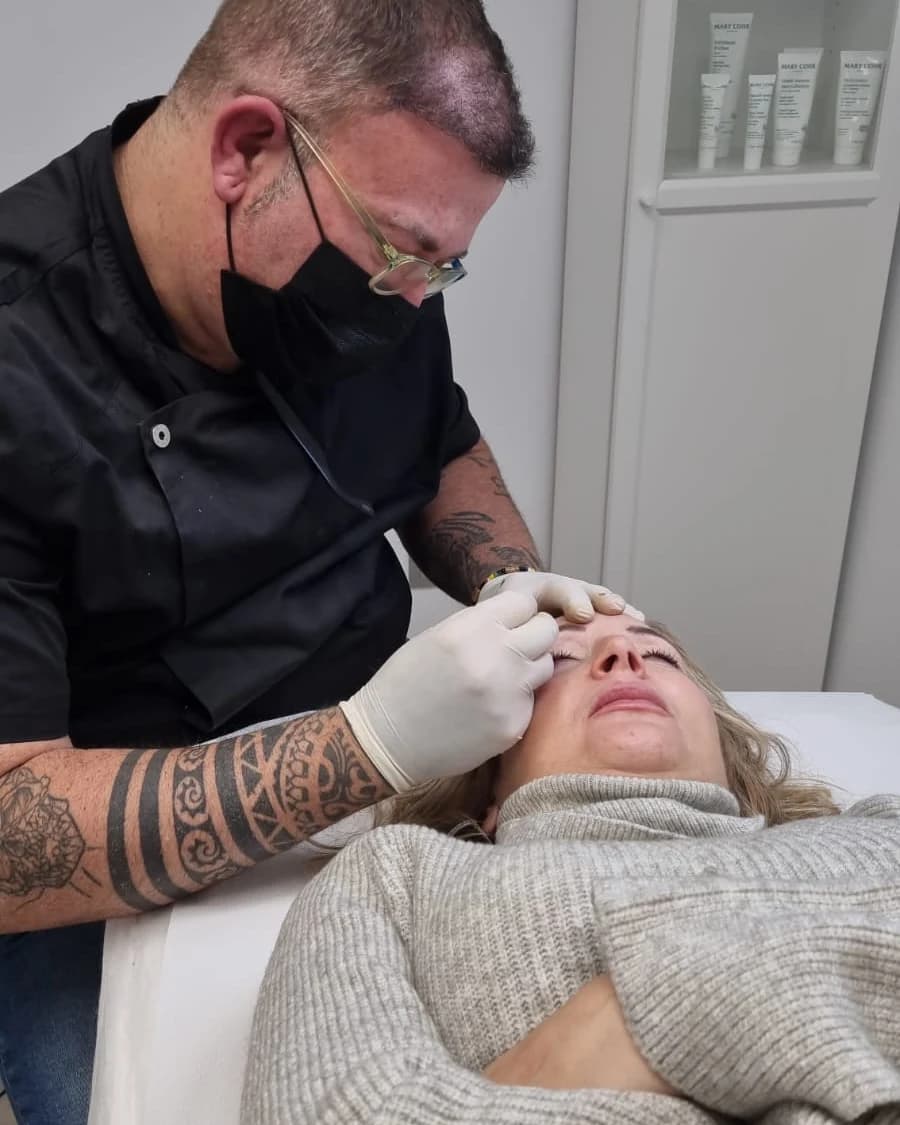 Ricardo trabajando las cejas de una clienta en su cabina